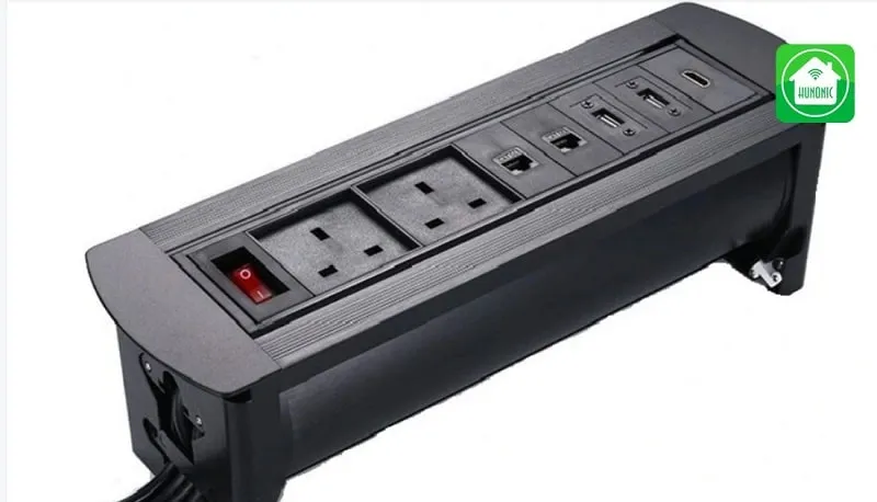 Ổ cắm Pisen KY-33 có thiết kế nhỏ gọn, tích hợp các cổng cắm AC và cổng USB