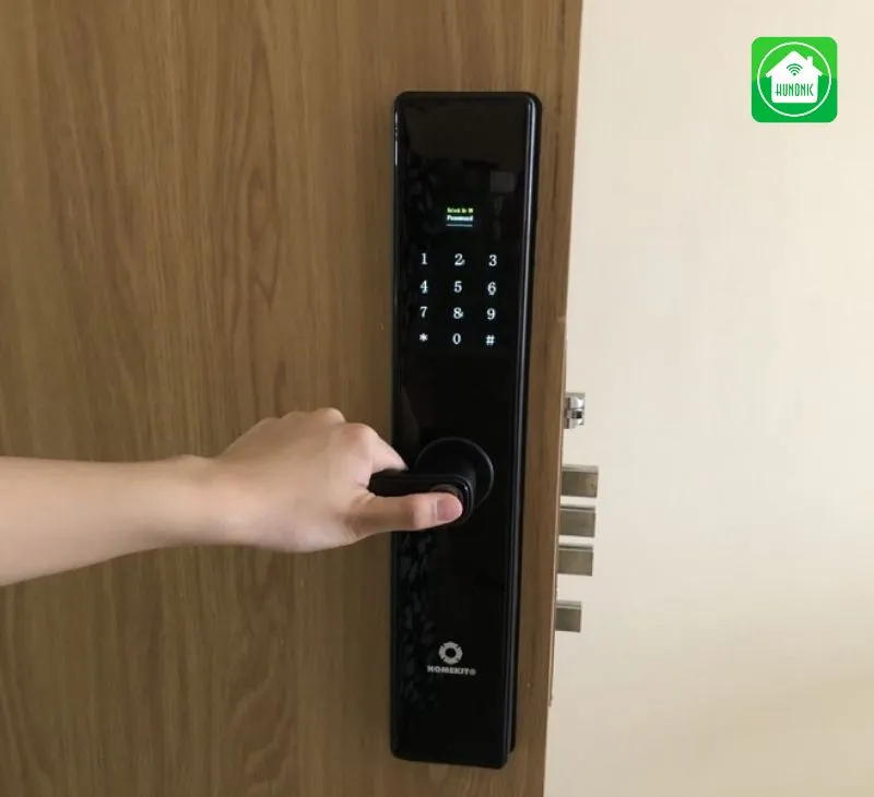 Khóa cửa điện tử hoạt động bằng điện hay dùng pin
