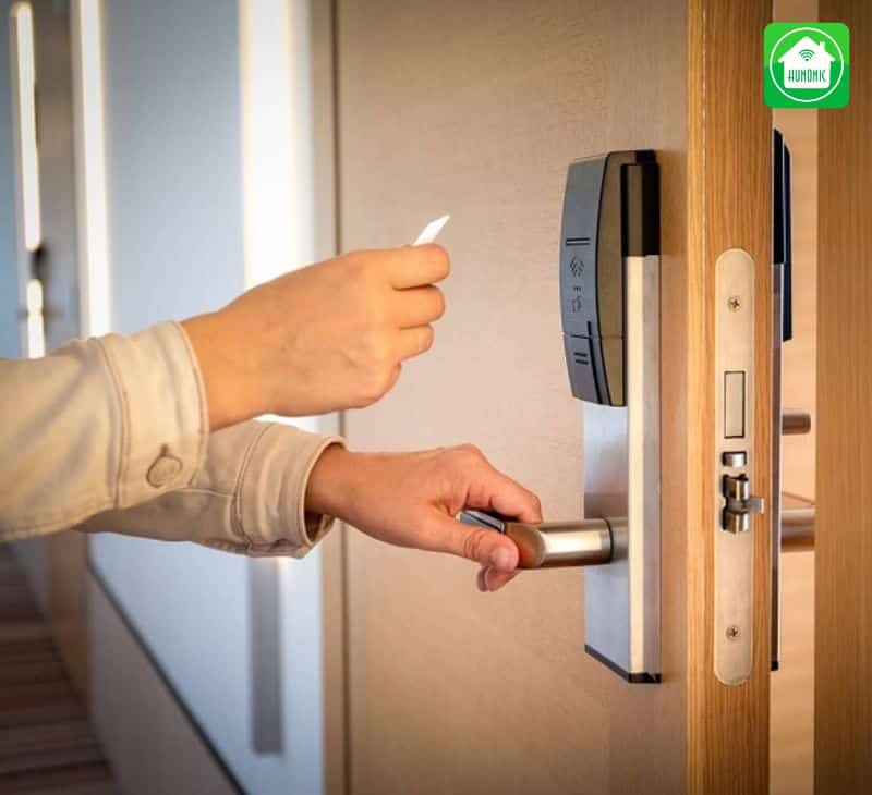 Đối với khóa điện tử bằng mật khẩu (mã số) người dùng có thể đăng ký và tạo nhiều mật mã